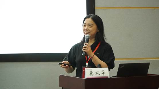 穿着西装笔挺的男子与配字AI 生成的内容可能不正确。